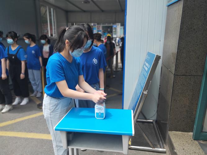 新澳2025今晚特马开奖结果和高考考场外统一动作与高考考场外的场景