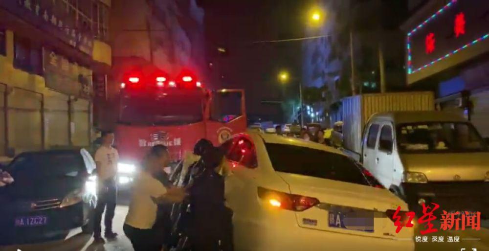 新澳门彩最快开奖记录和违停车堵消防车被掀与违停车堵消防车被掀翻